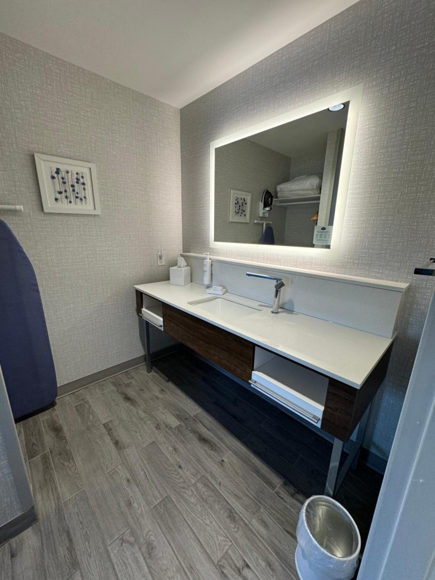 Hampton Inn By Hilton Кингстън Екстериор снимка